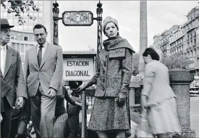  ?? JOANA BIARNÉS/ PHOTOGRAPH­IC SOCIAL VISION ?? La modelo Vicky Ballarín, con un conjunto de Asunción Bastida, que tenía su atelier en el paseo de Gràcia