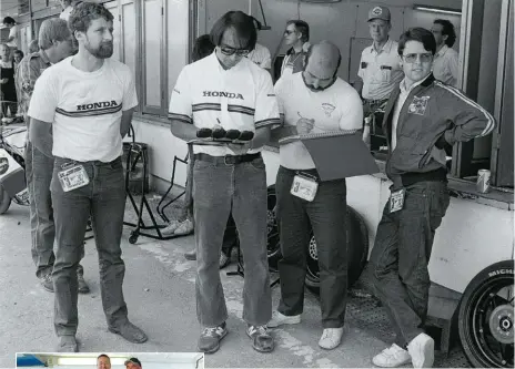  ??  ?? 1- Fidèle à sa volonté de développer des produits de haute technologi­e, Michelin fut la première firme à introduire le pneu à carcasse radiale en série : les A59X et M59X. 2- C’est en 1984, à Daytona, que Freddie étrennera une paire de pneus radiaux...