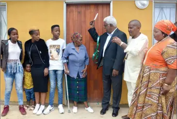  ?? (Picture: Igunundu Press Images/Siyethaba Mhlongo) ?? Granny Duma, flanked by City Mayor Themba Njilo, Human Settlement MEC Ravi Pillay and uNdlunkulu Zondi