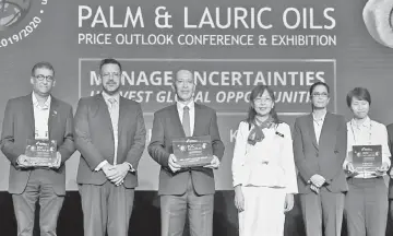  ??  ?? Kok (third right) taking group photograph with all the sponsor after delivering her keynote address during 30th Annual Palm and Lauric Oils Price Outlook Conference &amp; Exhibition 2019 yesterday. — Bernama photo