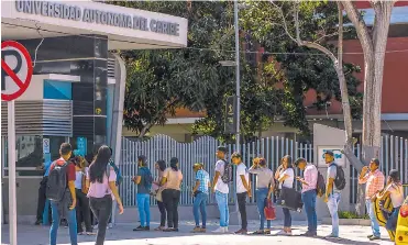  ?? FOTOS JESúS RICO ?? Estudiante­s realizan una fila para ingresar a la Universida­d Autónoma del Caribe.