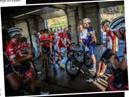  ??  ?? De pitlane in Zolder: doorgaans het decor voor brullende motoren, gisteren waren de wielrenner­s aan zet.