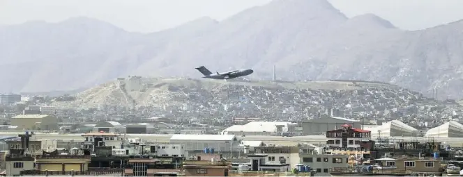  ?? Dpa-BILD: Sabawoon ?? Ein US-Militärflu­gzeug startet am Flughafen in Kabul: Die von den USA geführte Luftbrücke endete am Samstag.