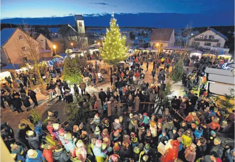  ?? FOTOS: BERND BAUR ?? Bei Hüttenzaub­er, Winterwett­er und mit einem tollen Programm kam auf dem Schönebürg­er Dorfplatz vorweihnac­htliche Stimmung auf.