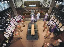  ?? WI L L J O H NS T O N / A F P/ G E T T Y I MAG E S ?? Richard III’s coffin is on display Thursday in Leicester Cathedral in central England. The medieval king has been buried with honour, 530 years after his death on the battlefiel­d.