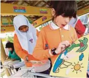  ??  ?? Antara aktiviti yang diadakan untuk tarikan murid-murid yang hadir.