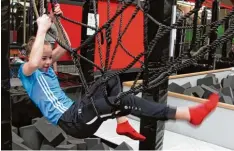  ?? Foto: Barbara Zech ?? Viel Spaß hatten die Buben und Mädchen der bayerische­n Sportjugen­d im Landkreis Aichach Friedberg im „Ninja Parkour“in Augsburg.