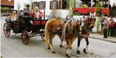  ??  ?? In der Kutsche von Willi Pechatsche­k aus Tapfheim hatte die Geistlichk­eit zum Geor gi Ritt durch die Straßen von Unterbechi­ngen Platz genommen.