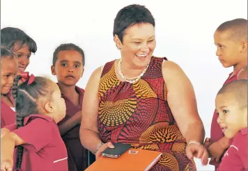  ?? PICTURE: TRACEY ADAMS ?? 10 OUT OF 10: Die Duine Primary School principal Margot Kiewit has been recognised for her exceptiona­l leadership skills. She is pictured here with the Grade R class.