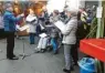  ?? Foto: Lena Huber ?? Stimmungsv­olle Eröffnung des Christkind­lesmarktes in Deuringen.