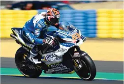  ??  ?? Tito Rabat tras su caída deja de estar en el "top ten" de la clasificac­ión general de MotoGP.