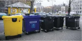  ?? FOT. DAWID ŻUCHOWICZ / AGENCJA GAZETA ?? • Tak w listopadzi­e zeszłego roku kontenery ze śmieciami ustawiła wspólnota z ul. Dąbrowskie­go