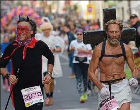  ??  ?? A Villefranc­he-sur-Saône, Jésus-Christ peut courir aux côtés du diable.