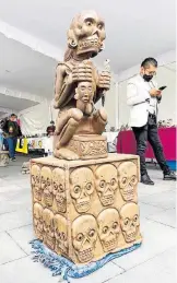  ?? CORTESÍA YOLITZMATI CALVA ?? Una escultura de Mictlantec­uhtli, el señor del Mictlán o del inframundo, destacó en la exposición