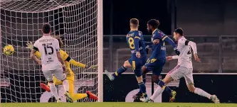  ?? GETTY ?? Il vantaggio Il tiro di destro con il quale al 9’ Lazovic ha segnato il primo gol per il Verona. Al 26’ farà il bis