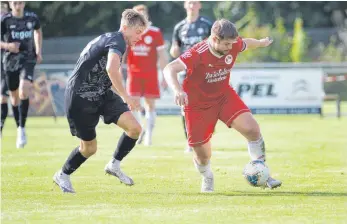  ?? ARCHIV-FOTO: THOMAS WARNACK ?? Der TSV Riedlingen und Fabian Ragg (re.; hier gegen Ostrachs Markus Schöb) empfangen am Sonntag den FV Rot-Weiß Weiler.