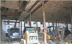  ?? MICHAEL SEARS / MILWAUKEE JOURNAL SENTINEL ?? When finished, the former Pabst Brewing Co. malt house will have most of its interior demolished and renovated to include seven new floors to accommodat­e 118 apartments.