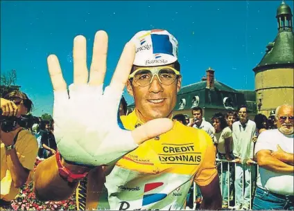  ??  ?? Miguel Indurain señala con los dedos de la mano las cinco ediciones del Tour de Francia que tiene en su haber