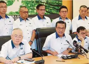  ??  ?? MCA president Datuk Seri Liow Tiong Lai (centre) talking to the press in Kuala Lumpur yesterday. Wih him is deputy president Datuk Seri Dr Wee Ka Siong (left).