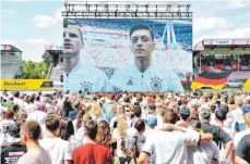  ?? FOTO: UWE ANSPACH/DPA ?? Ein Massen-Public-Viewing wie hier bei der Fußball-WM 2018 in Sandhausen wird es dieses Jahr in Baden-Württember­g nicht geben.