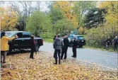  ?? JUDITH PATEY SPECIAL TO NIAGARA-ON-THE-LAKE ADVANCE ?? Niagara Regional Police officers speak with residents attempting to block vehicles from entering a property owned by Benny Marotta.