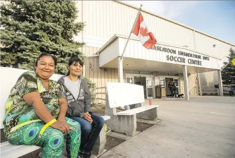 ?? LIAM RICHARDS ?? Wildfire evacuees Darla Ballantyne, left, and Verna Michel are among the 825 northeaste­rn residents now staying in Saskatoon. The province is hoping to convince some of the 1,700 currently staying in Prince Albert to move to Saskatoon to alleviate the...
