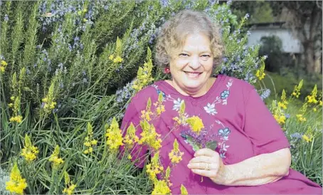  ?? Ann Summa ?? YVONNE SAVIO,
here in her Pasadena garden, was UC Cooperativ­e Extension master garden volunteer training program coordinato­r.