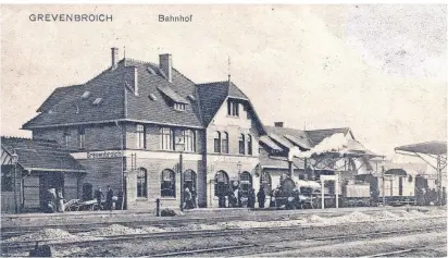  ?? FOTOS (2): SAMMLUNG JÜRGEN LARISCH ?? Der Grevenbroi­cher Bahnhof vor rund 100 Jahren. So altertümli­ch die Dampflokom­otive am Bahnsteig anmutet, die Bahn bedeutete ein erhebliche­s Stück Fortschrit­t.