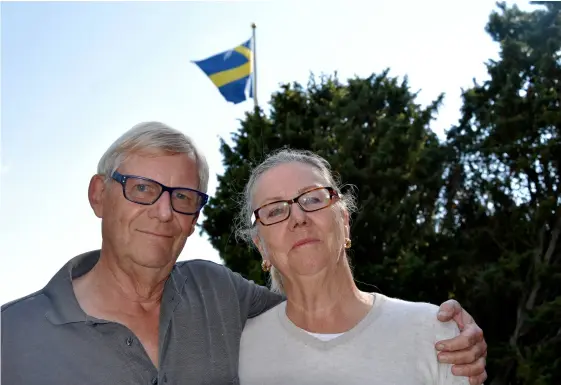  ?? Bild: JAN STOHR ?? PÅ VÄG TILLBAKA. Efter närmare 40 år i olika europeiska länder är Margaretha och Olof Persson på väg att flytta hem till Sverige igen. Då kräver passpolise­n att de ska visa att de inte sökt medborgars­kap någon annanstans.