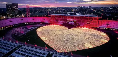  ??  ?? Un cuore
Le lanterne nello Stadio olimpico di Amsterdam, per la quarta edizione della Campagna della Kwf, l’associazio­ne per i malati di cancro