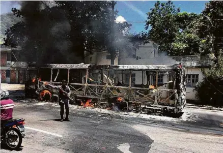  ?? Thiago Sobrinho/A Tribuna ?? Ônibus incendiado na avenida Maruípe, na zona sul de Vitória, em onda de ataques na manhã desta sexta
