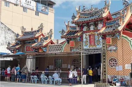  ??  ?? Devoted: People lining up to enter Kuan Im See temple in Burmah Road to perform their prayers in conjunctio­n with the Nine Emperor Gods Festival. — ZAINUDIN AHAD/ The Star