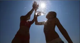  ?? (Photo sébastien Botella) ?? Durant la canicule, il faut bien s’hydrater, évidemment... voire prendre des mesures plus radicales : il est désormais déconseill­é de sortir entre  heures et  heures.