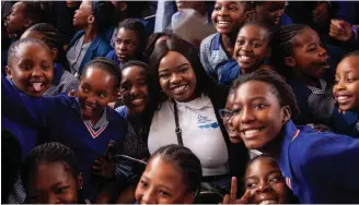  ??  ?? LEGOBANE with some of the learners at Bordeaux Primary School in Randburg.