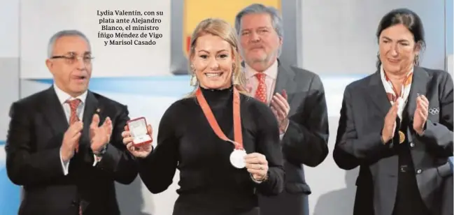  ?? IGNACIO GIL ?? Lydia Valentín, con su plata ante Alejandro Blanco, el ministro Íñigo Méndez de Vigo y Marisol Casado