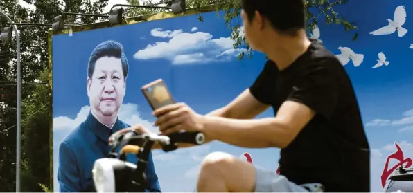  ?? Foto: kyodo, dpa ?? Überlebens­groß sind nicht nur die Plakate von Staatschef Xi. Der Präsident hat mit der Kommunisti­schen Partei ein Instrument, das tief ins tägliche Leben eingreift.