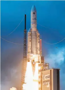  ?? FOTO: DPA ?? Start einer Ariane-5-Rakete am 21. Dezember 2016 in Kourou, Französisc­h-Guayana.