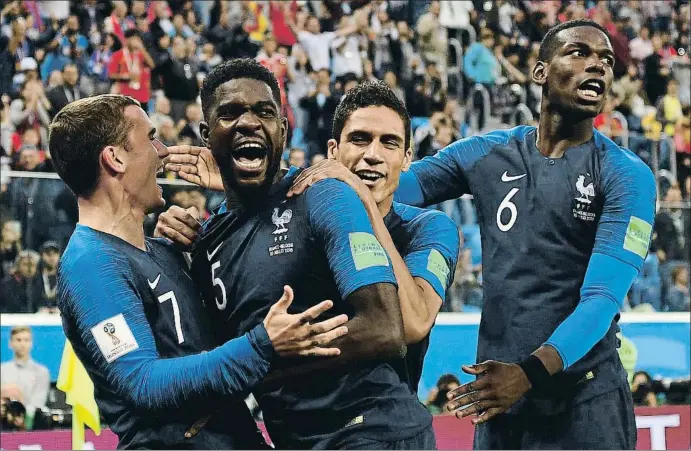  ?? SHAUN BOTTERILL / GETTY ?? Umtiti celebra su gol, el tanto que colocó a Francia en la final, junto a Griezmann, Varane y Pogba, anoche en San Petersburg­o