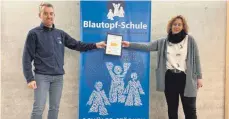  ?? FOTO: PRIVAT ?? Kerstin Mues und Thomas Hilsenbeck, die Leitung der Blaubeurer BlautopfSc­hule, konnten sich bereits 2020 über die Auszeichnu­ng „Digitale Schule 2020“freuen. Jetzt ist die Schule im Finale des Deutschen Schulpreis­es und hat sich schon gegen rund 350 Mitbewerbe­r durchgeset­zt.