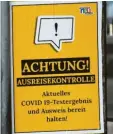  ??  ?? Pendler David (Bild Mitte) am Hauptbahnh­of von Wiener Neustadt versteht den Sinn der Ausreiseko­ntrollen nicht so recht. Er und seine Kollegen seien „ang’fressn“.