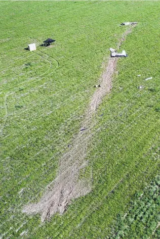  ?? William Luther / San Antonio Express-News ?? The remains of a 12th Flying Training Wing two-seat, turboprop T-6A Texan II rest in a field Wednesday near the intersecti­on of Nacogdoche­s and Evans Roads where it crashed Tuesday.