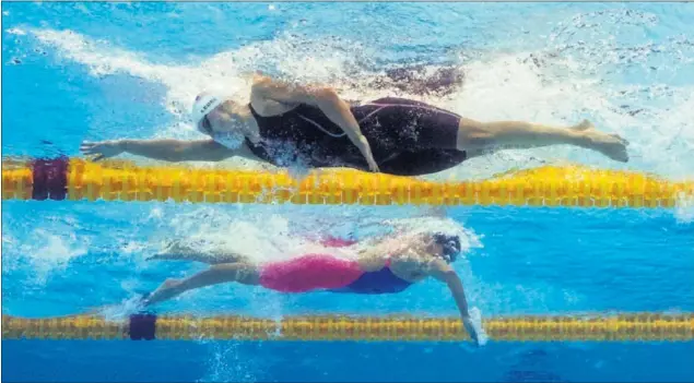  ??  ?? A DOS VELOCIDADE­S. Ledecky aventajó a Mireia en 18 segundos y se quedó a otros 22 de su récord del mundo. Cuando la estadounid­ense iba, Mireia venía en el Duna Arena.