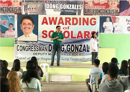  ?? — Ian Ocampo Flora ?? WITH SCHOLARS. Third District Rep. Aurelio ‘Dong’Gonzales, Jr. stresses a point during the distributi­on of scholarshi­p assistance to scholars at his district office in Baranagy Sindalan in the City of San Fernando.