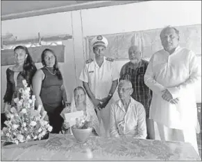  ??  ?? Het jubilerend­e echtpaar samen met districtsc­ommissaris Sarwankoem­ar Ramai en familieled­en (Foto: BIC Wanica)