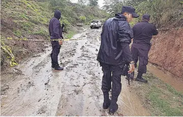  ??  ?? Horas después. Tras los cuerpos hallados en el cantón El Carmen, ayer al mediodía, fue reportado el otro crimen en Ciudad Delgado.