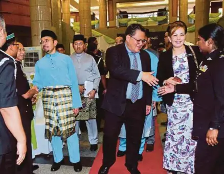  ?? [FOTO NOOR ATIQAH SULAIMAN/BH] ?? Nur Jazlan bersama Mustafar ketika hadir pada majlis Sambutan Aidilfitri Jabatan Imigresen di Putrajaya, semalam.