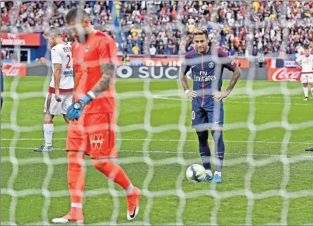  ??  ?? EL LANZADOR. Neymar, esta vez sin discusione­s de por medio, fue el encargado de lanzar y marcar el penalti que significó el 4-1.