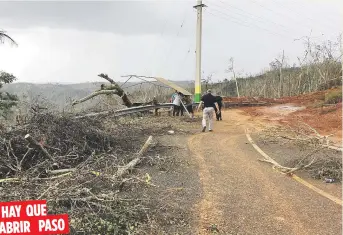  ??  ?? HAY QUE ABRIR PASO Deslizamie­ntos de terreno y daños en las carreteras impiden el paso al pueblo, por lo que piden envíen miembros y equipo de la Guardia Nacional.