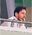  ?? FOTO: DPA ?? Fassungslo­s auf der Tribüne: Argentinie­ns Superstar Lionel Messi.