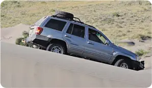  ??  ?? Al detenerse es importante hacerlo en una superficie con inclinació­n positiva, es decir, para abajo. Una pendiente negativa puede provocar que la 4x4 escarbe y pierda tracción.